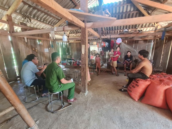 Công an xã Nam Cường phối hợp rà soát, hỗ trợ thực hiện chương trình xóa nhà tạm, nhà dột nát