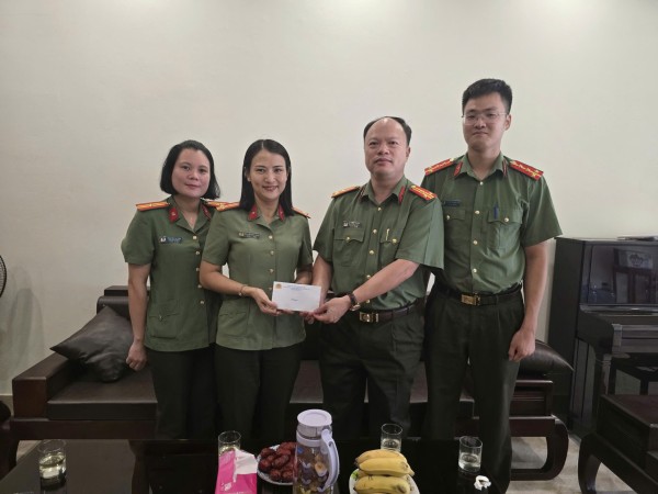 Phòng An ninh chính trị nội bộ thăm hỏi, tặng quà cán bộ mắc bệnh hiểm nghèo