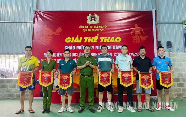 Đại diện các đội tham gia thi đấu nhận cờ lưu niệm
