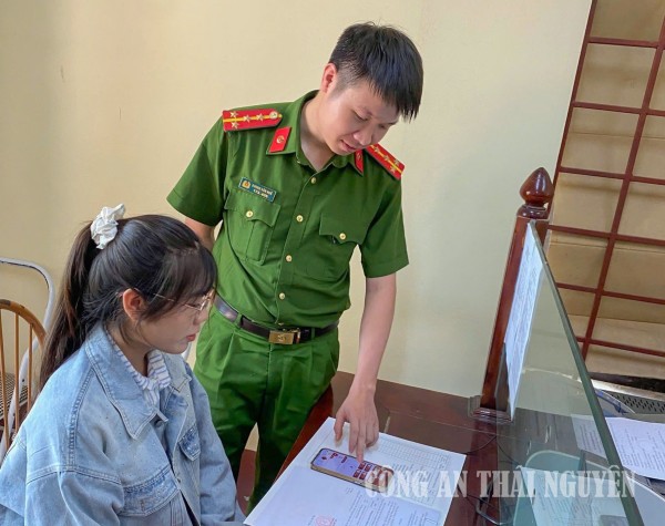 Công an xã Phú Bình xác minh, xử lý thông tin khai báo làm sạch dữ liệu phương tiện của công dân trên ứng dụng VNeTraffic.