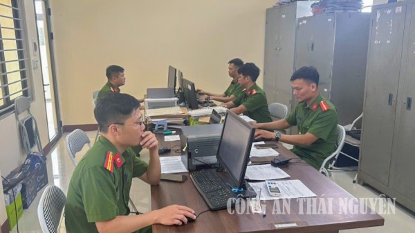 Công an xã Phú Bình thực hiện đổi tên xóm trên cơ sở dữ liệu quốc gia về dân cư