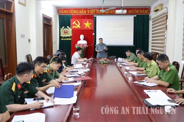 Các đại biểu tham luận tại hội nghị