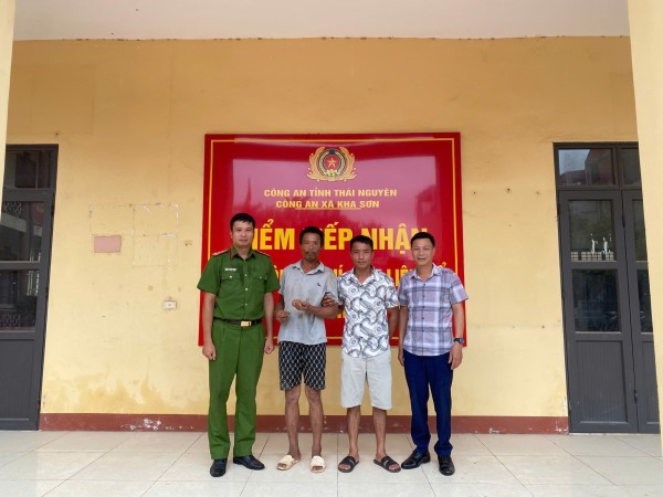 Công an xã Kha Sơn hỗ trợ tìm kiếm người đi lạc