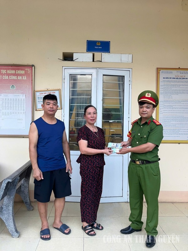 ảnh 2 công dân trả lại tiền Võ Nhai