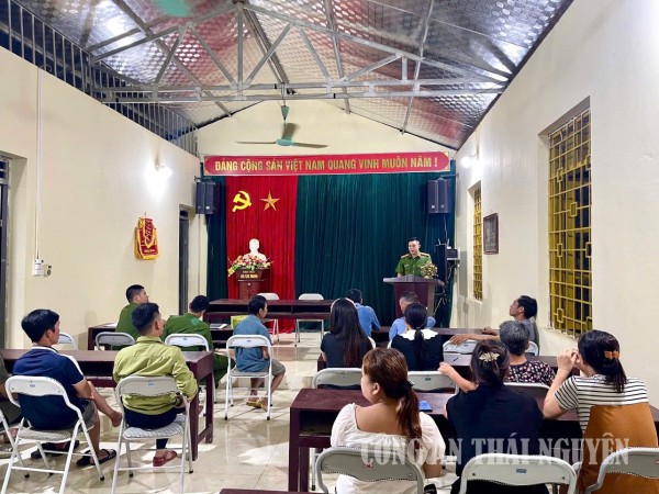 Công an xã Yên Thịnh đẩy mạnh tuyên truyền pháp luật trên địa bàn xã.