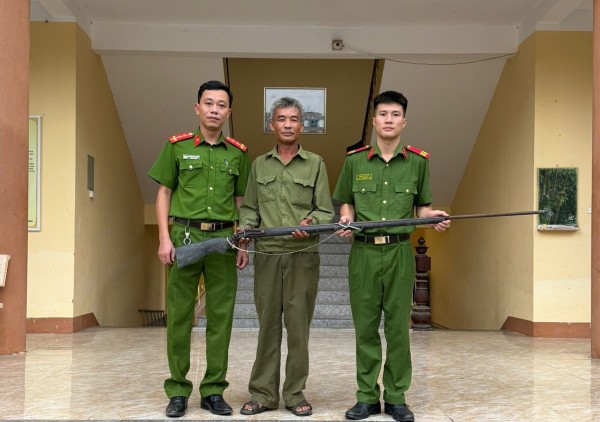 Công an xã Văn Hán vận động thu hồi vũ khí, vật liệu nổ, công cụ hỗ trợ