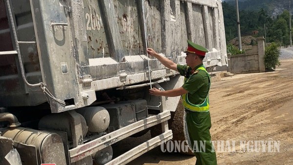Rà soát phương tiện kinh doanh vận tải, bảo đảm trật tự an toàn giao thông trên địa bàn xã Quang Sơn