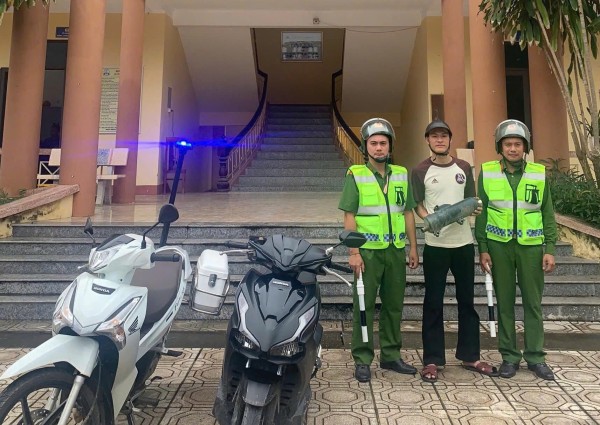 Công dân tự giác giao nộp linh kiện độ chế xe máy