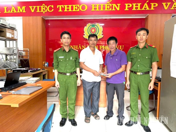 Công an phường hỗ trợ người dân trả lại tiền chuyển khoản nhầm.