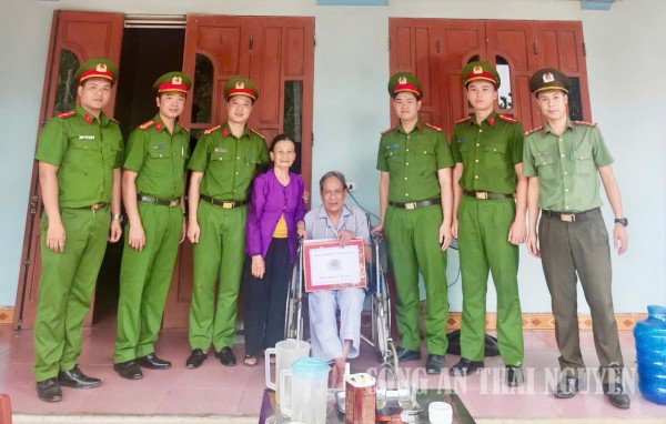 Công an phường Bách Quang tổ chức các hoạt động tri ân nhân Ngày Thương binh - Liệt sĩ.