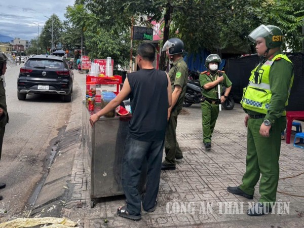 CAP Quyết Thắng ra quân xử lý vi phạm hành lang vỉa hè
