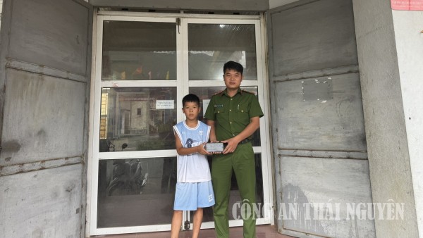 Kịp thời xác minh, trao trả một chiếc điện thoại di động cho người đánh rơi.