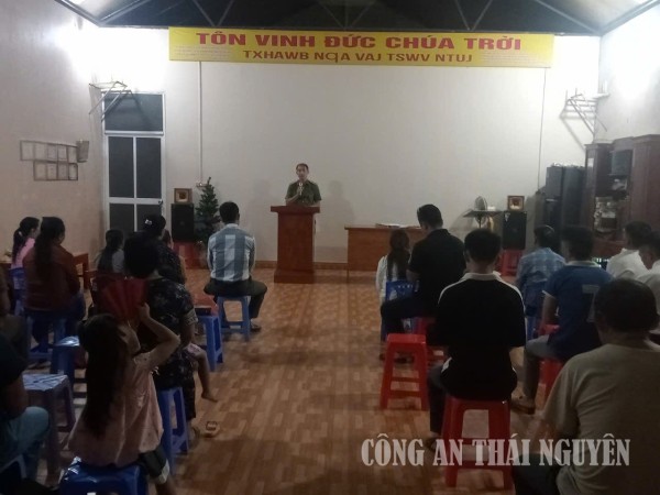 Công an xã tuyên truyền pháp luật về sinh hoạt tôn giáo tại thôn Khuổi Nộc