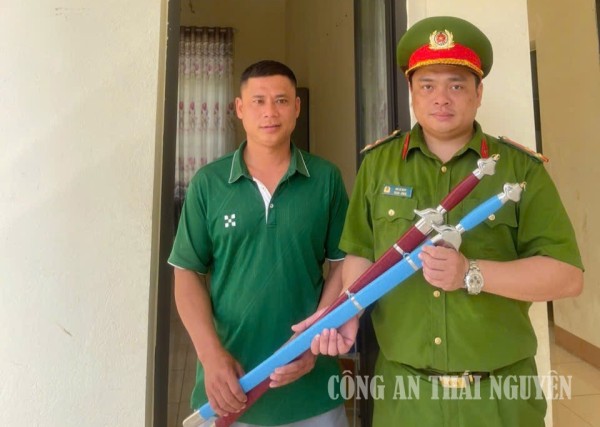 Cán bộ Công an xã tiếp nhận vũ khí thô sơ do người dân giao nộp.