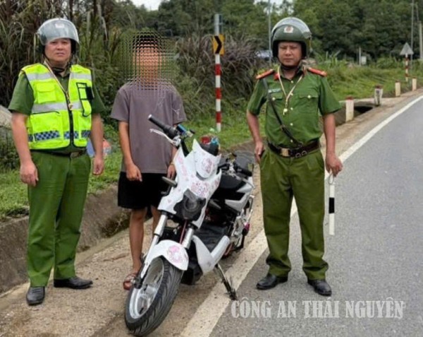 Công an xã tuần tra, xử lý các trường hợp vi phạm trật tự an toàn giao thông.