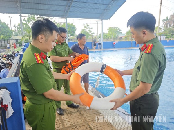Công an phường phối hợp kiểm tra, tuyên truyền phòng chống đuối nước trẻ em tại các bể bơi công cộng