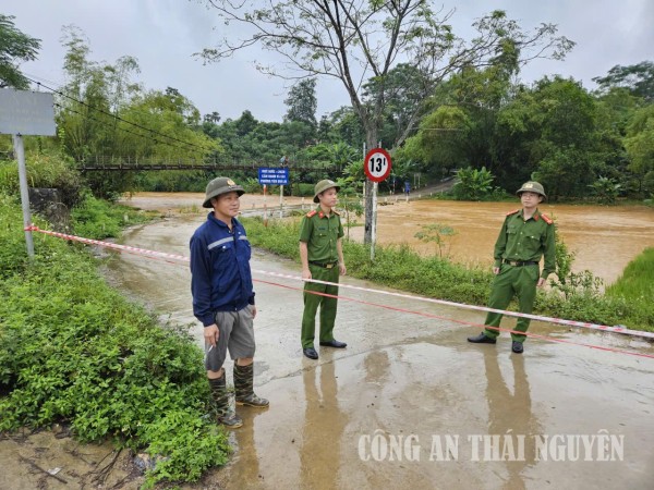 Công an xã rà soát, cảnh báo, kiểm tra hệ thống biển báo tại các điểm ngập lụt