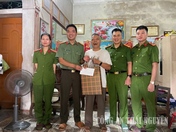 Công an xã tặng quà cho cán bộ Công an hưu trí
