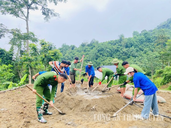 Công an xã phối hợp với nhân dân trên địa bàn chung tay hỗ trợ xóa nhà tạm, nhà dột nát