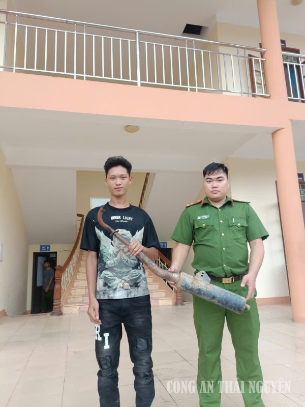 Công an xã Nghinh Tường tiếp nhận bô xe bị độ chế do thanh niên tự nguyện giao nộp