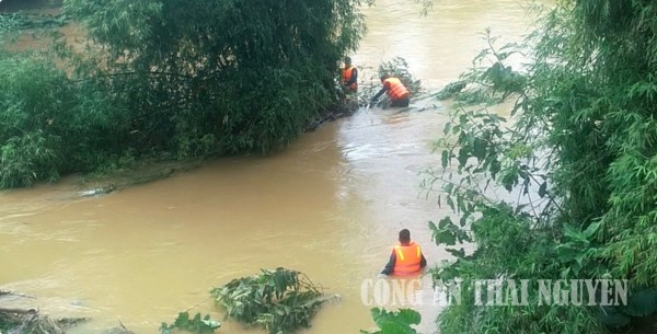 Công an xã Phú Đình tổ chức tìm kiếm người bị đuối nước