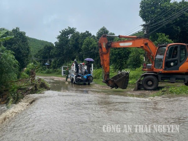 Công an xã Phú Xuyên hỗ trợ người dân qua khu vực ngập nước, bảo đảm an toàn giao thông