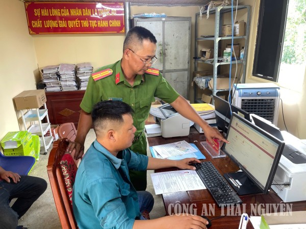 Công an xã tận tình hỗ trợ người dân thao tác cấp đổi giấy phép lái xe trực tuyến