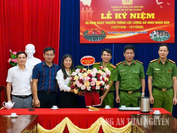 Chủ tịch UBND xã tặng hoa chúc mừng kỷ niệm 80 năm Ngày truyền thống lực lượng An ninh nhân dân