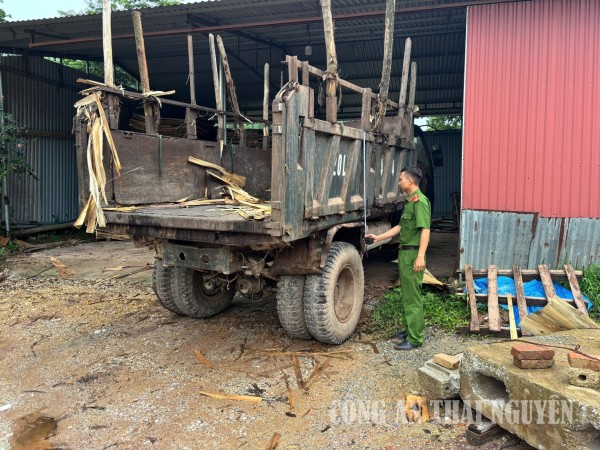 Tổ Cảnh sát trật tự kiểm tra, đo kích thước thành thùng phương tiện vận tải