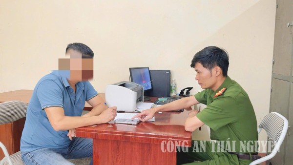 Cán bộ Công an xã làm việc với công dân vi phạm