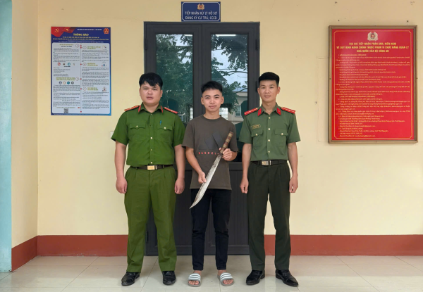 Công an xã Đức Lương tuyên truyền, vận động người dân giao nộp vũ khí, vật liệu nổ, công cụ hỗ trợ