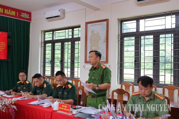 Trưởng Công an xã phát biểu tại hội nghị.
