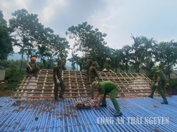 Công an xã Đại Từ hỗ trợ xóa nhà tạm, nhà dột nát cho hộ nghèo, khuyết tật.