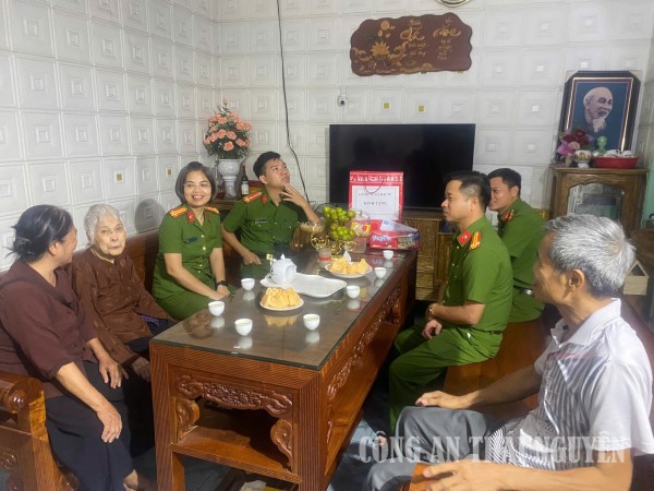 Công an xã Đại Từ tổ chức các hoạt động tri ân, tặng quà gia đình chính sách.