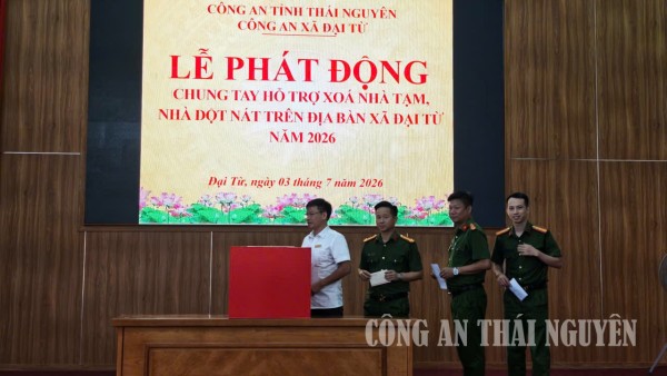 Cán bộ, chiến sĩ Công an xã Đại Từ ủng hộ tại lễ phát động.