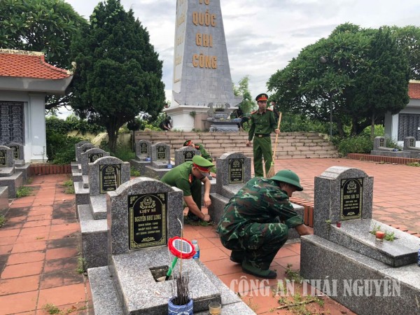 Cán bộ, chiến sĩ Công an xã đã quét dọn vệ sinh, phát quang cỏ dại.