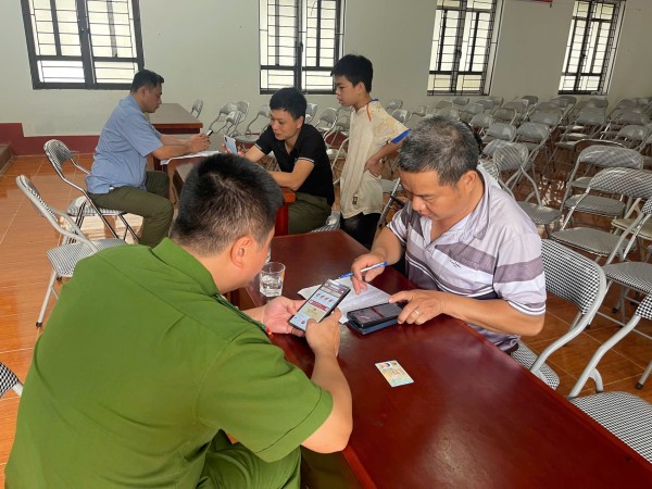 Công an xã Xuân Dương ra quân chiến dịch “Mùa hè số cùng VNeID”