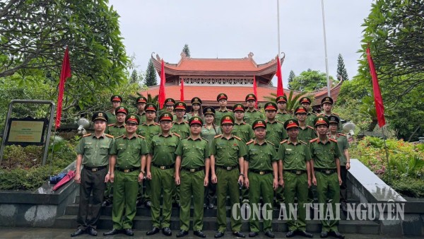 Tuổi trẻ Công an xã Đồng Hỷ và xã Văn Hán sinh hoạt chính trị tại khu di tích lịch sử quốc gia đặc biệt.