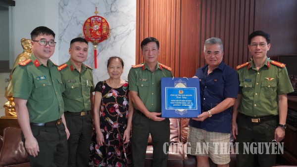 Lãnh đạo Công an tỉnh Thái Nguyên thăm, tặng quà gia đình chính sách