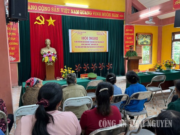 Công an xã tuyên truyền tại hội nghị.