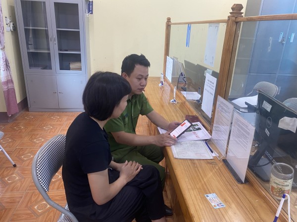 Công an xã Tân Thành hướng dẫn nhân dân thực hiện thủ tục hành chính