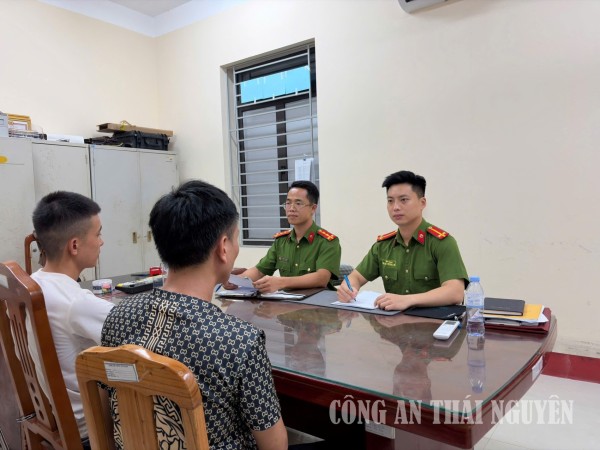Công an xã làm việc với những đối tượng bị bắt giữ liên quan đến ma tuý.