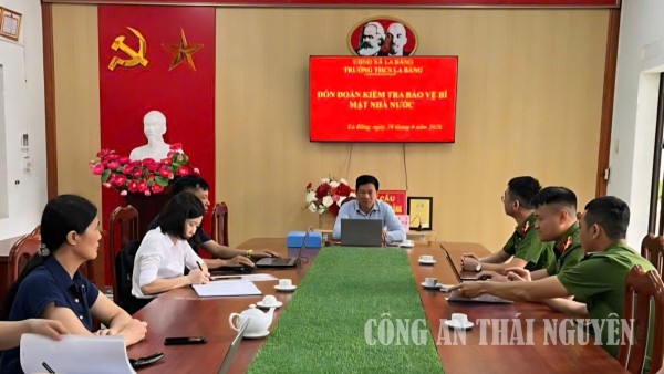 Công an xã kiểm tra công tác bí mật nhà nước tại Trường THCS La Bằng.