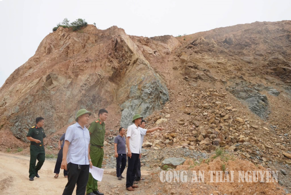Công an xã phối hợp cùng các ban, ngành kiểm tra công tác bảo đảm an toàn tại mỏ khoáng sản.