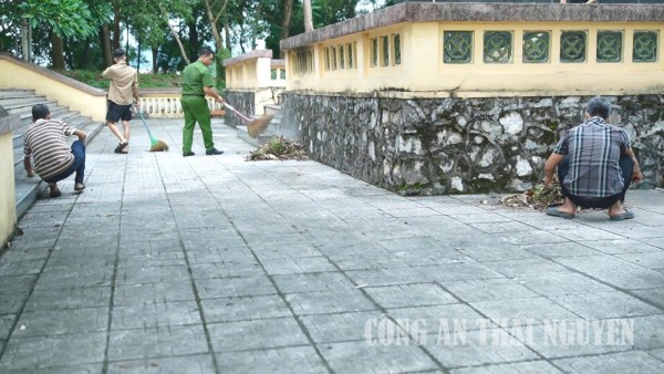 Đoàn viên, thanh niên vệ sinh, chăm sóc đài tưởng niệm liệt sĩ.