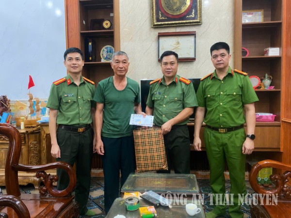Công an xã tặng quà thương binh.