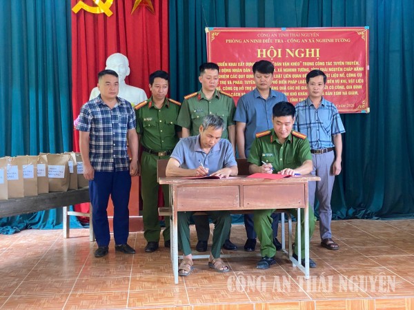 Đại diện Công an xã và xóm Nà Giàm ký giao ước phối hợp xây dựng mô hình dân vận khéo