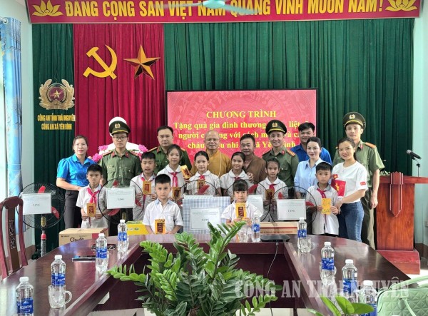 Thăm hỏi, tặng quà các gia đình thương binh, liệt sĩ, gia đình có công với cách mạng