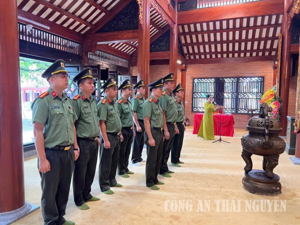 Phòng An ninh kinh tế dâng hương tại khu di tích lịch sử quốc gia 27/7.