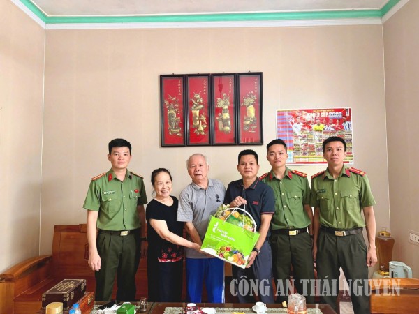 Phòng An ninh mạng và phòng, chống tội phạm sử dụng công nghệ cao thăm hỏi, tặng quà nhân Ngày Thương binh - Liệt sĩ.